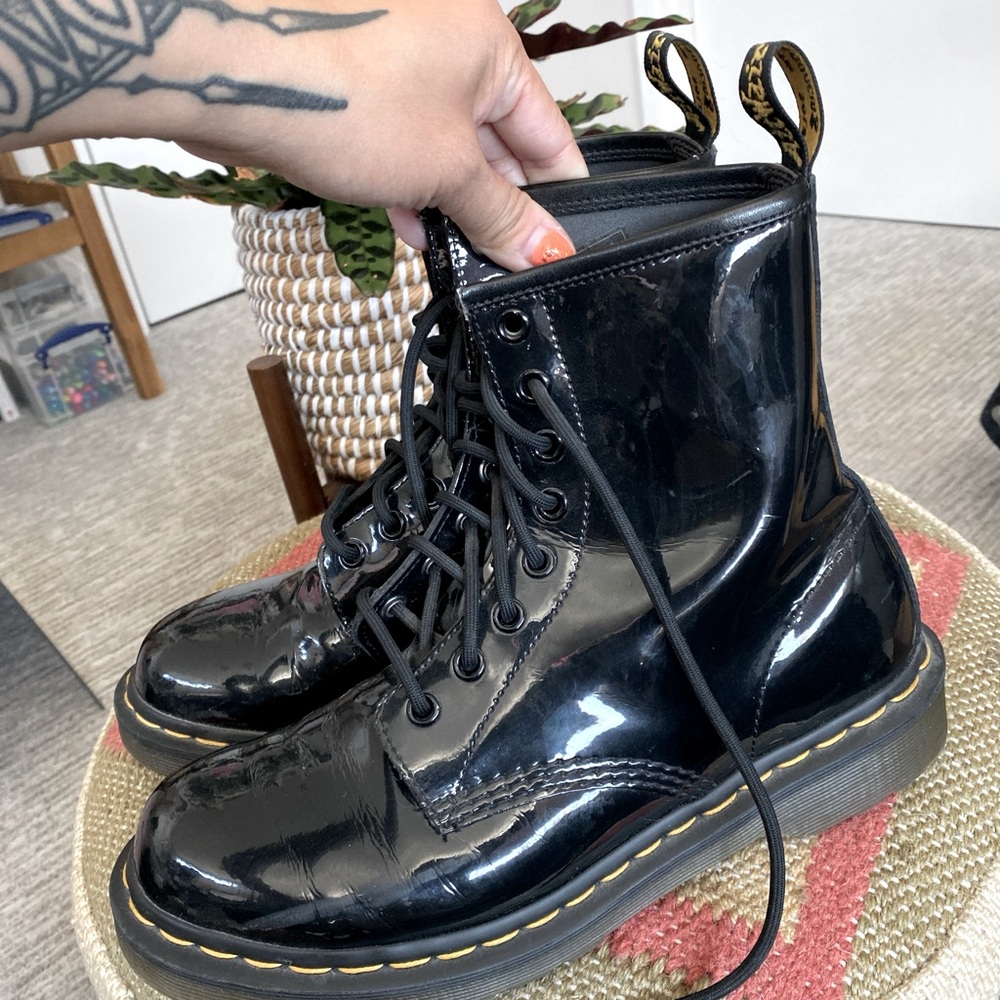 Super cute Dr. Martens black patented leather combat boots 🥾 🖤 - like new!